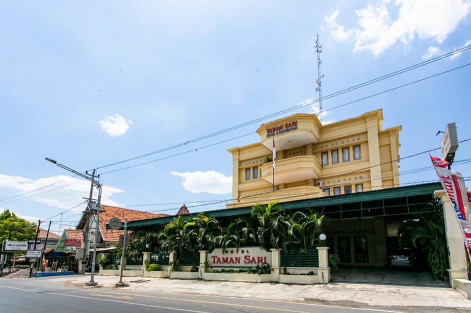 RedDoorz Plus near Alun Alun Karanganyar Hotel in East Java