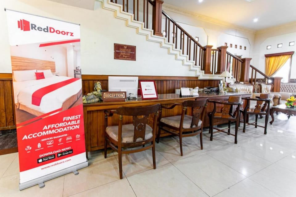 RedDoorz Plus near Alun Alun Karanganyar Hotel in East Java