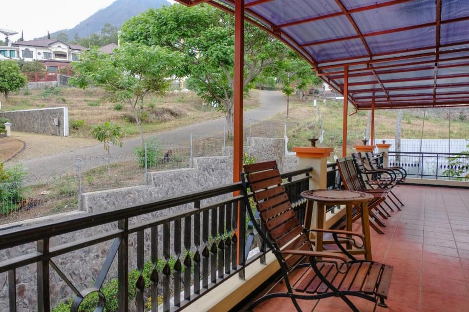 SPOT ON 1767 Villa Anggur Panderman Hotel in Batu