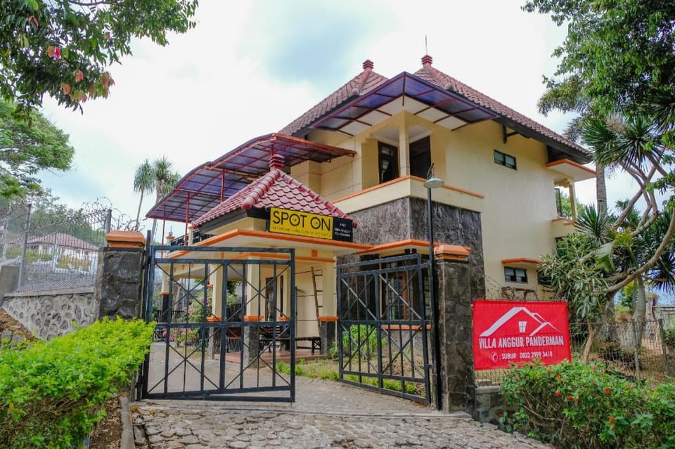 SPOT ON 1767 Villa Anggur Panderman Hotel in Batu