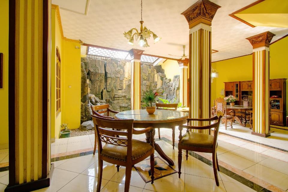 OYO 1770 Hotel Mawar Saron 2 Hotel in Special Region of Yogyakarta
