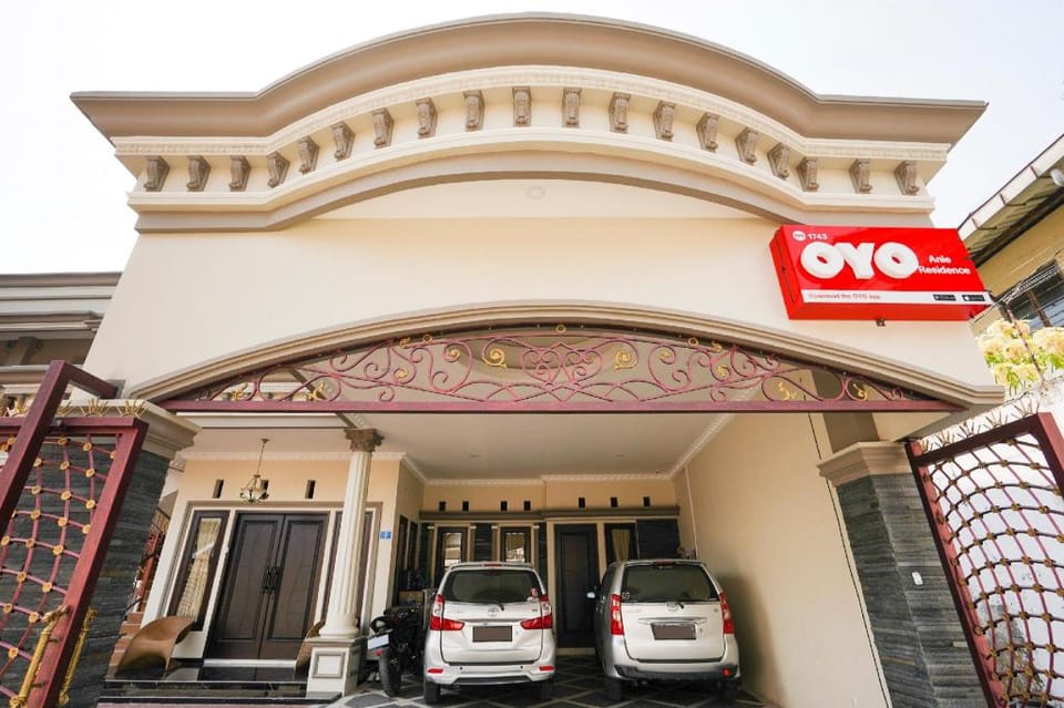 OYO Living 1743 Anie Residence Hotel in Surabaya