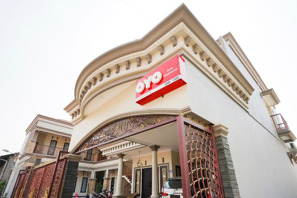 OYO Living 1743 Anie Residence Hotel in Surabaya