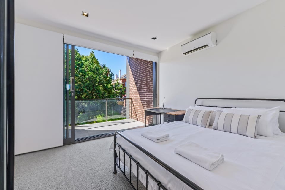 HomeHotel,High-end 3 Bedroom terrace Free parking Apartment in Sydney
