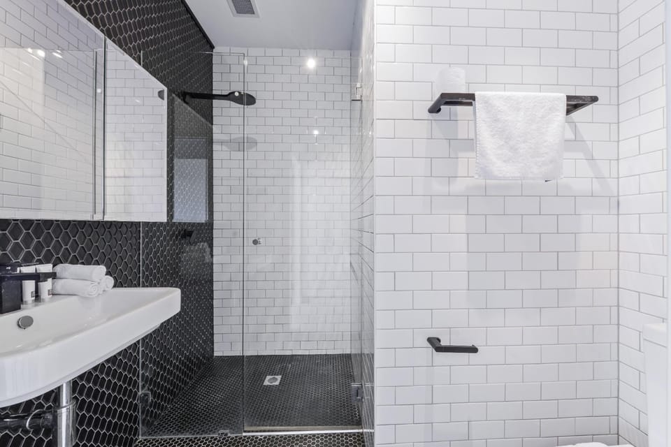 HomeHotel,High-end 3 Bedroom terrace Free parking Apartment in Sydney