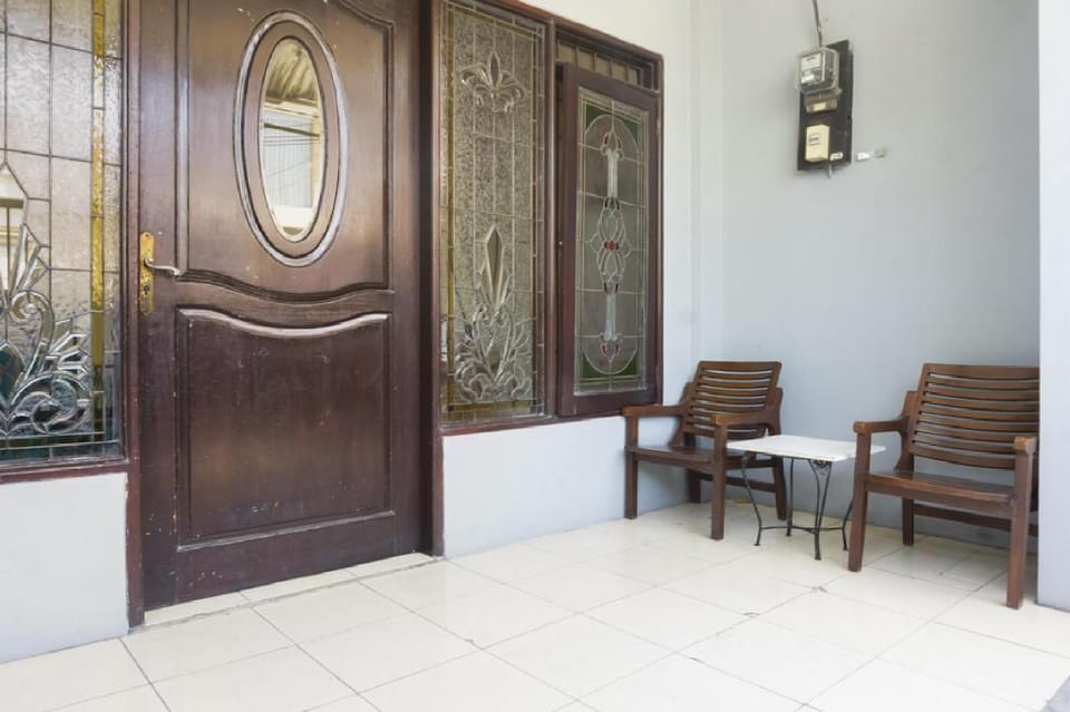 RedDoorz near Widya Mandala University Hotel in Surabaya