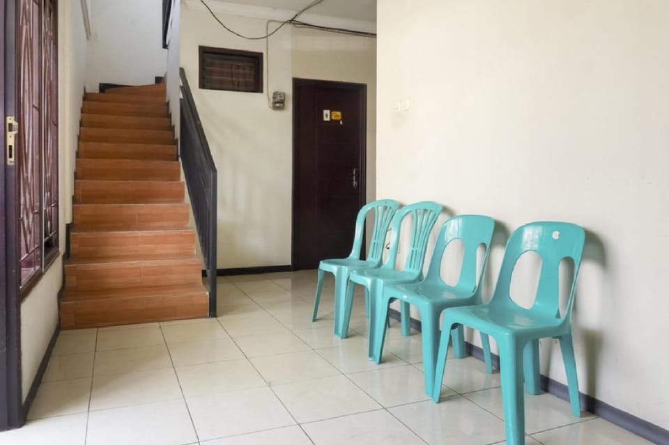 RedDoorz near Widya Mandala University Hotel in Surabaya