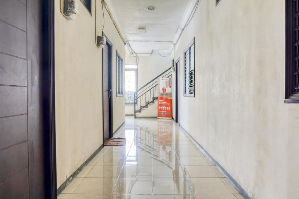 RedDoorz near Widya Mandala University Hotel in Surabaya