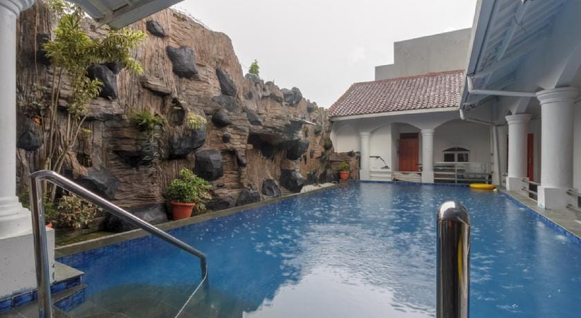 RedDoorz Syariah near Exit Toll Puncak Bed and Breakfast in West Java