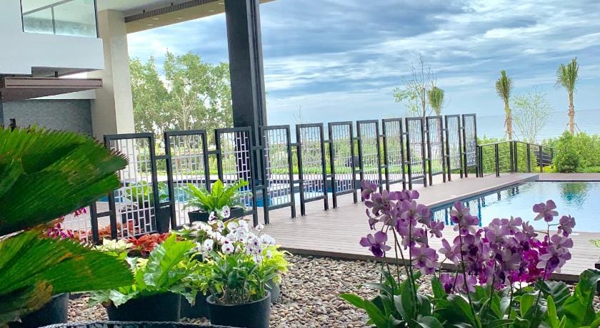 TopFloor Gorgeous Sunset-Mae Phim Beachfront Condo Apartment in Chon Buri Changwat