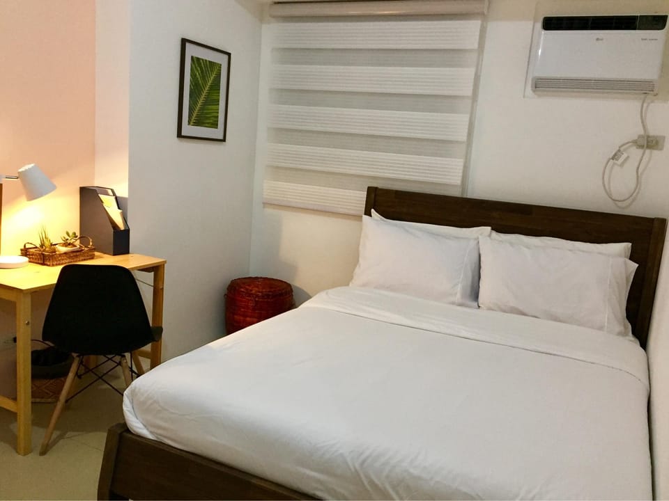UpTown/BGC 1BR Newly Fully Furnished w/50Mbps WiFi Apartment in Makati