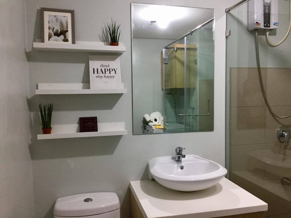 UpTown/BGC 1BR Newly Fully Furnished w/50Mbps WiFi Apartment in Makati