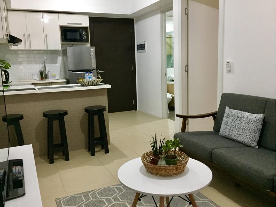 UpTown/BGC 1BR Newly Fully Furnished w/50Mbps WiFi Apartment in Makati
