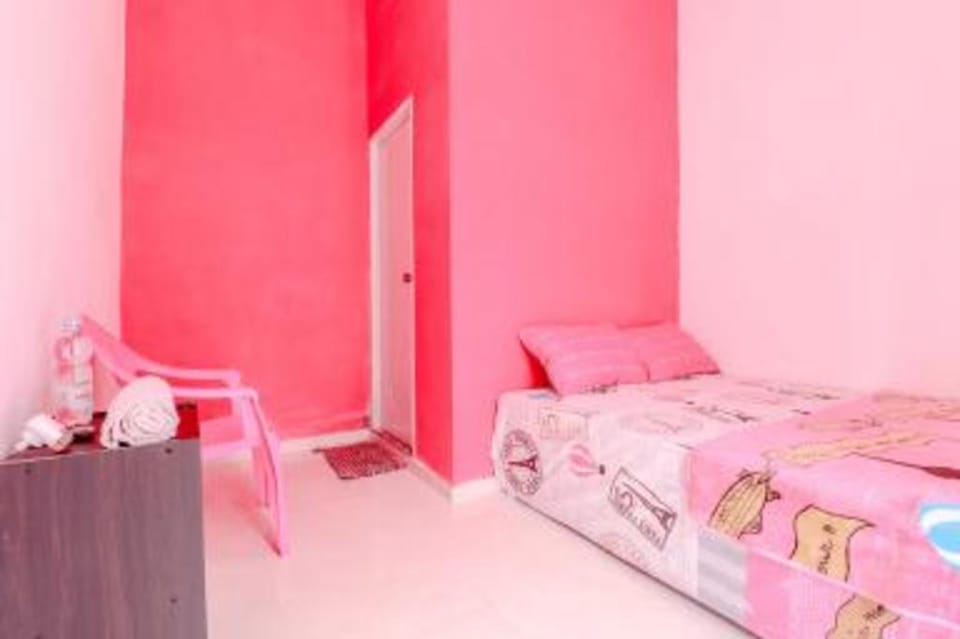 Pinky Guest House Hotel in Batu