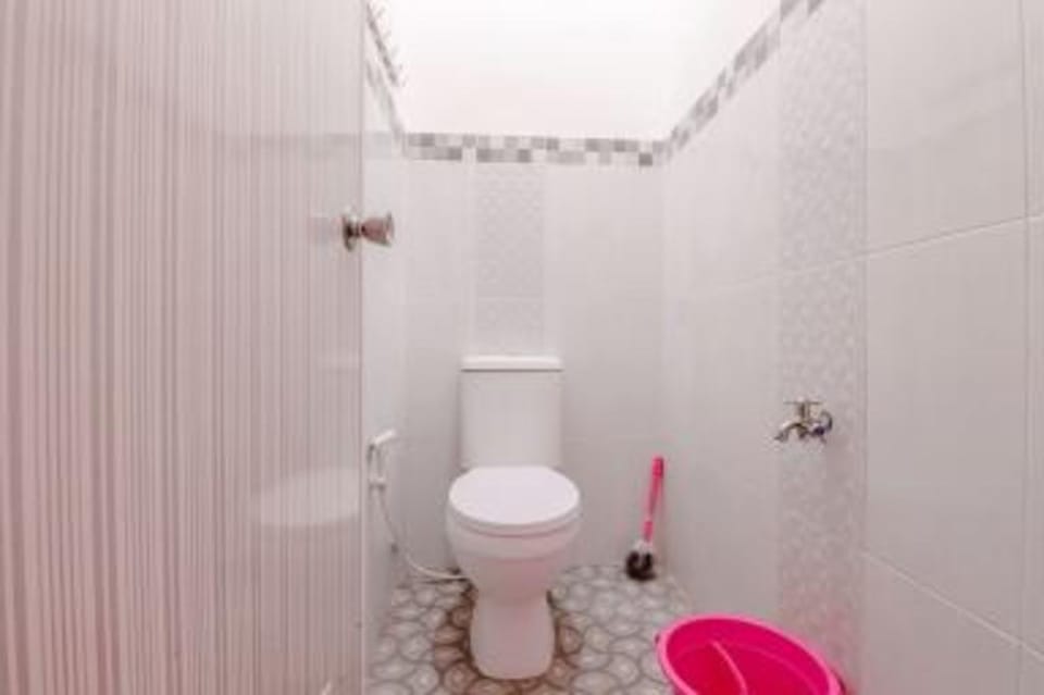 Pinky Guest House Hotel in Batu