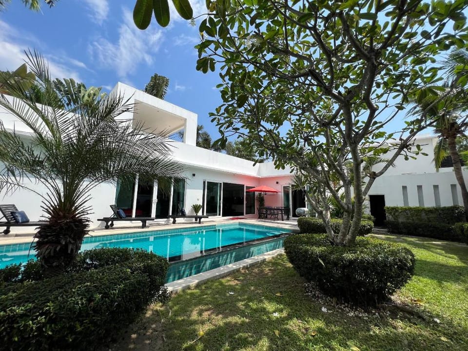 PRESIDENT Pool Villa Pattaya 4 Bedroom  Villa in Pattaya City