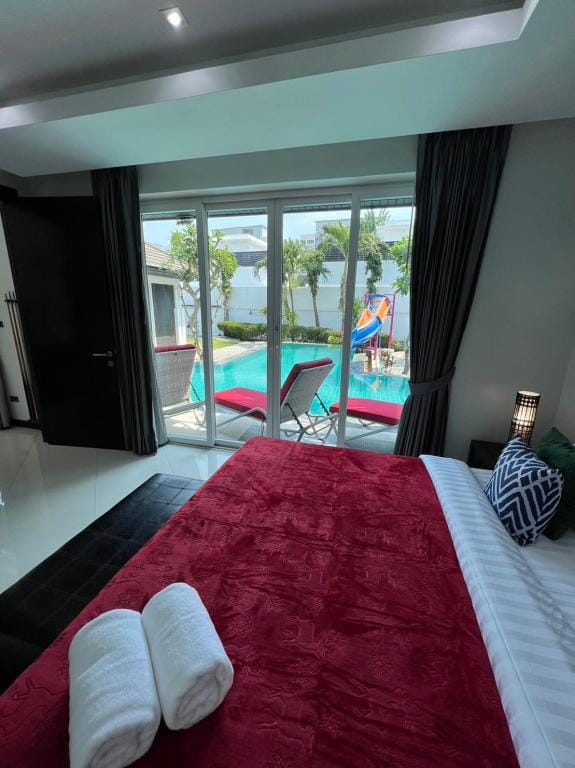 CRYSTAL Pool Villa Pattaya, 4 Bedroom  Villa in Pattaya City