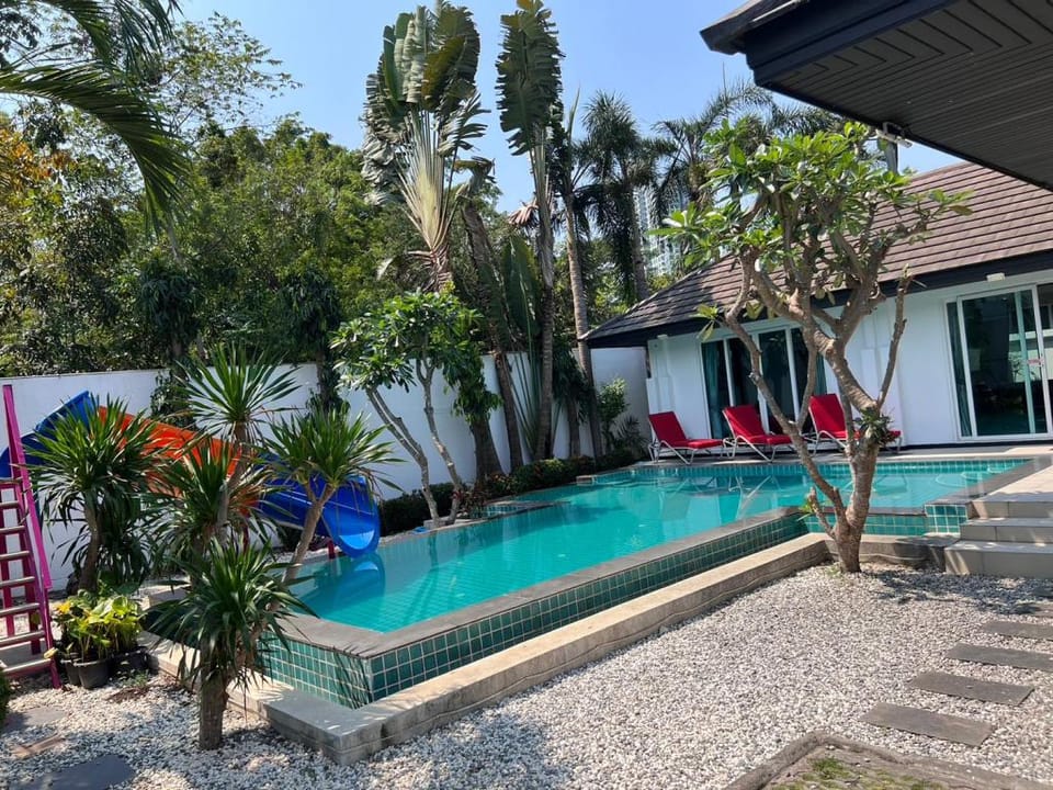 CRYSTAL Pool Villa Pattaya, 4 Bedroom  Villa in Pattaya City