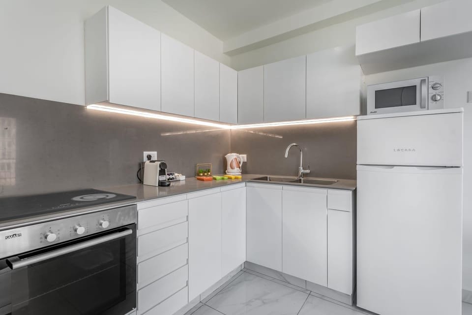 Stylish 2BDR with Balcony, Even Israel #50 Apartment in Jerusalem