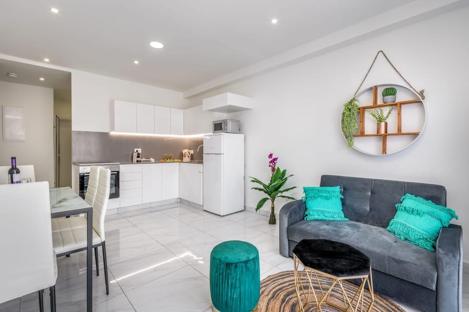 Stylish 2BDR with Balcony, Even Israel #50 Apartment in Jerusalem