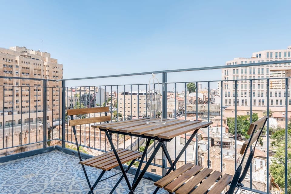 Stylish 2BDR with Balcony, Even Israel #50 Apartment in Jerusalem