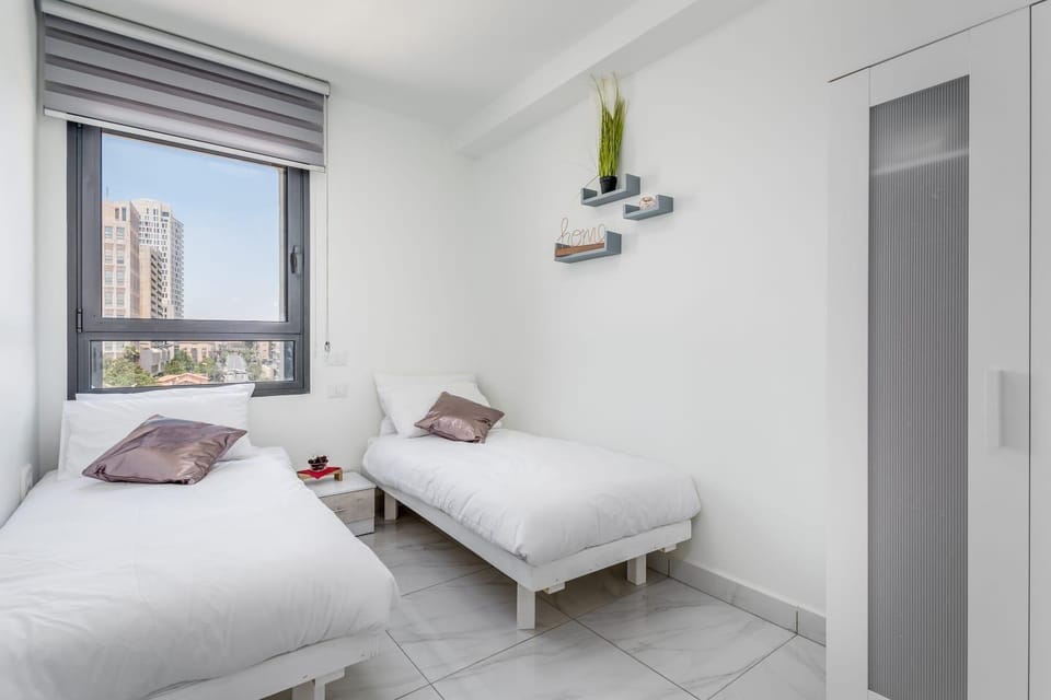 Design 2 BDR & Balcony-Even Israel#52, City Center Apartment in Jerusalem