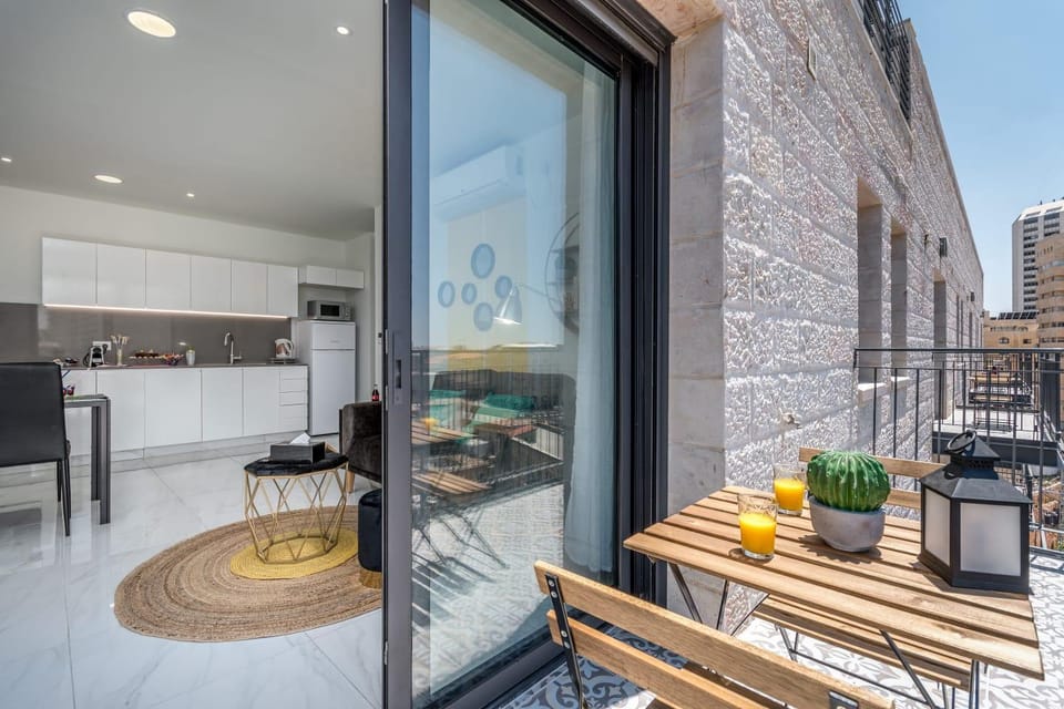 Gorgeous 2BDR in City Center, View & Balcony- #53 Apartment in Jerusalem