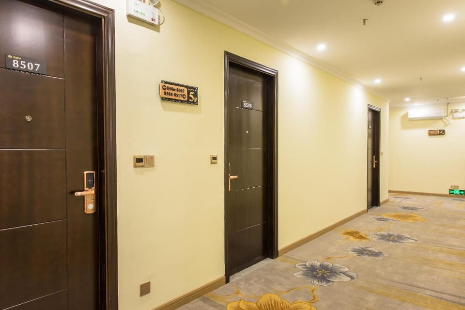 King Size Bed-  静谧大床房|晟悦宿|晚上9点至早上7点通宵接送机|白云机场| Apartment in Guangzhou