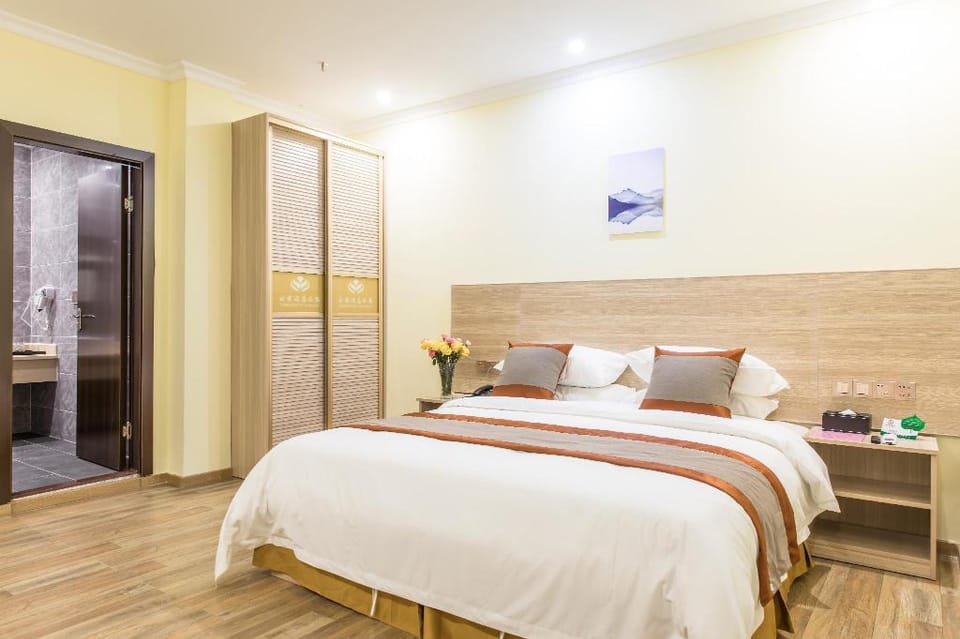 King Size Bed-  静谧大床房|晟悦宿|晚上9点至早上7点通宵接送机|白云机场| Apartment in Guangzhou