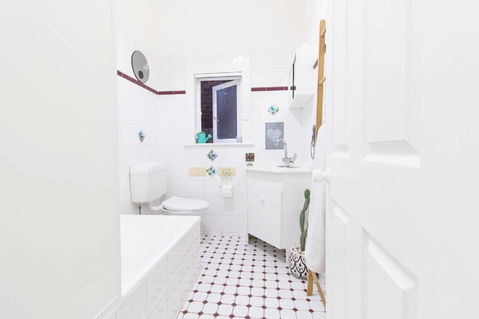 Bondi Beach Ground floor apartment with Courtyard Apartment in Sydney