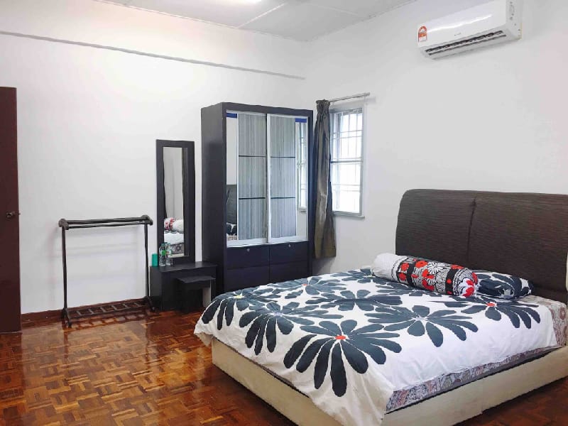 4R4B 16PAX CORNER HOUSE CHERAS NEAR FOREST VALLEY  Vacation rental in Negeri Sembilan, Malaysia