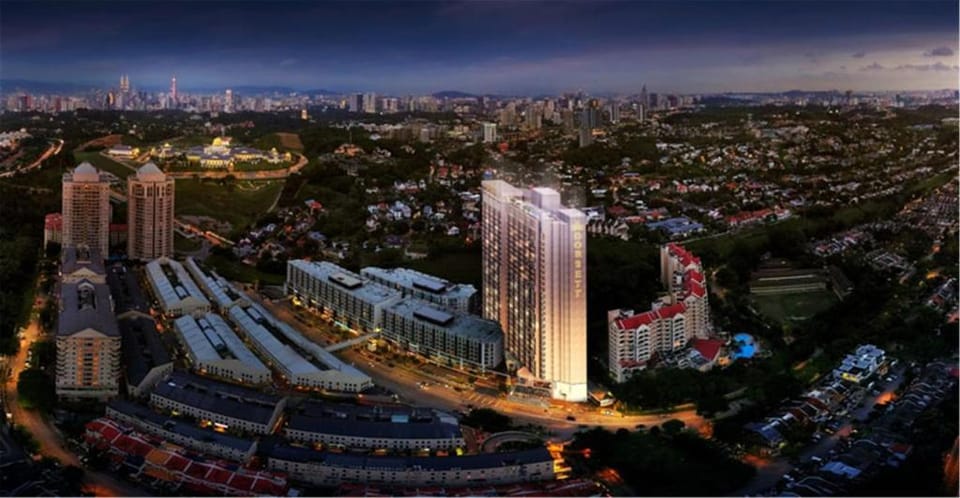 SKY POOL Elegant & Comfy Suite 2-4Pax at KL City Apartment in Petaling Jaya