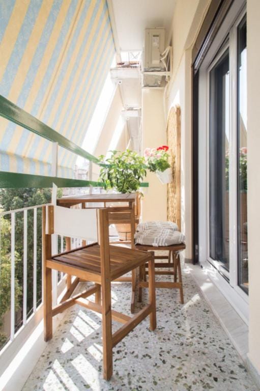 Live like a local, next to Acropolis! Apartment in Athens