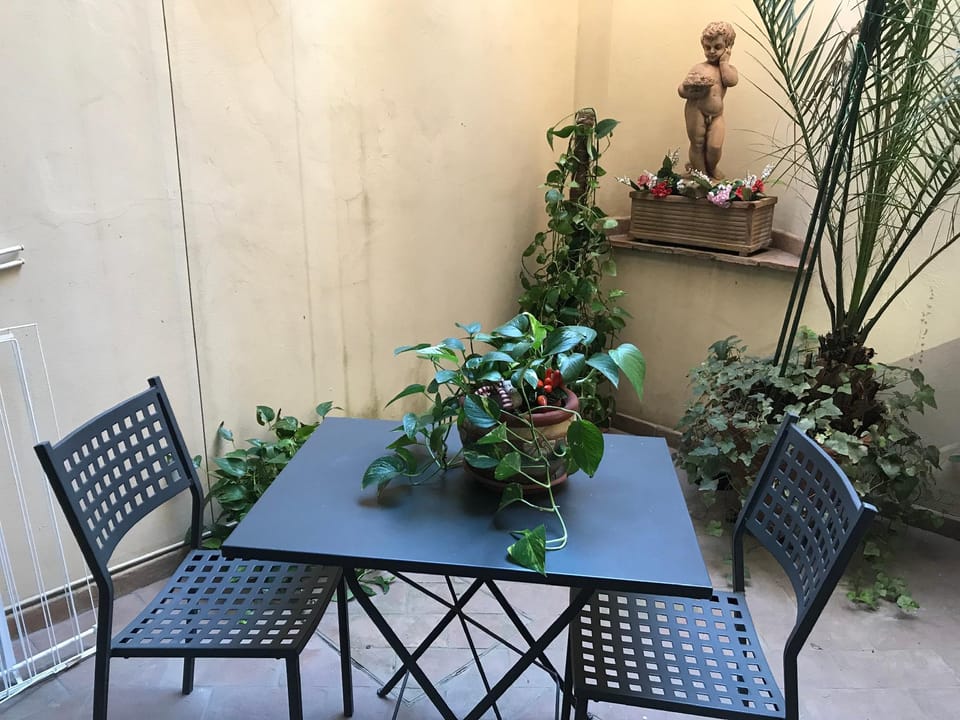 Little Patio, a gem set among the stones Apartment in Florence