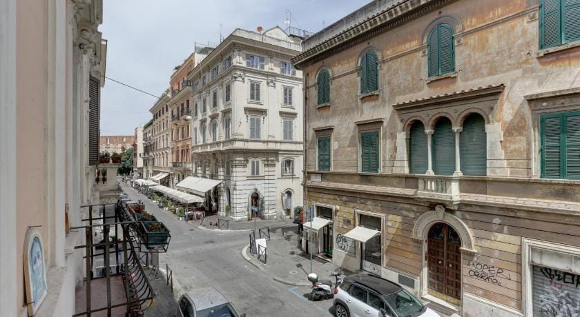 Charming Colosseum Apartment in Rome
