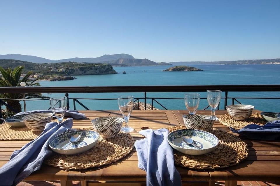 Sunkiss Seaview Apartment, 1min walk from beach! Apartment in Almyrida