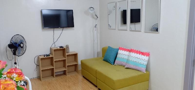 Cozy 2-bedroom Condo with WIFI+NETFLIX near Nuvali Apartment in Santa Rosa