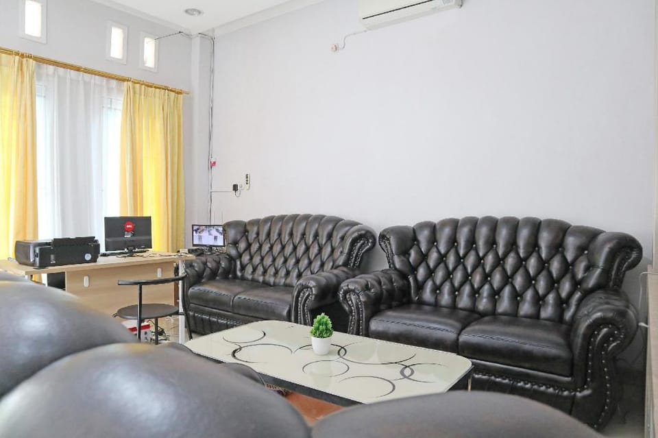 OYO 1649 Grya Lavinsa Hotel in Padang