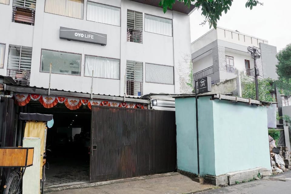OYO Life 2050 D'cinnamons Residence Hotel in Bandung