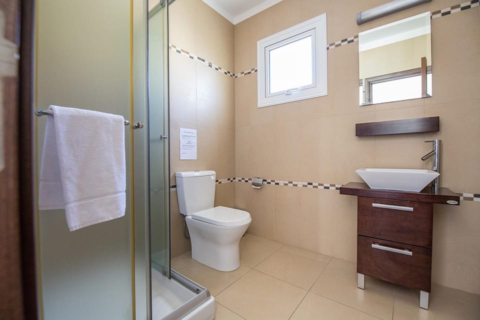 Beautiful 5 Star Holiday Villa in a Prime Location in Paralimni,Book Early to Secure Your Dates, Villa in Paralimni