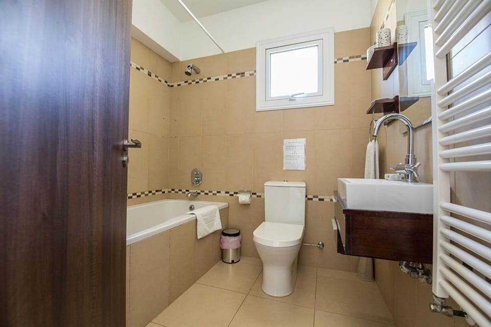 Beautiful 5 Star Holiday Villa in a Prime Location in Paralimni,Book Early to Secure Your Dates, Villa in Paralimni