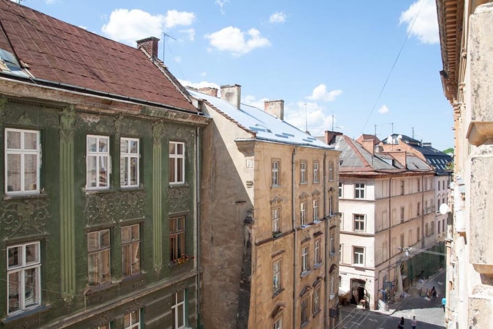 Central Antique 4-room Apartment on Rynok Square Apartment in Lviv