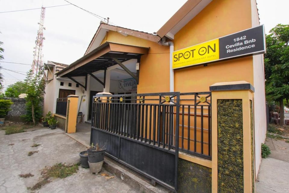 SPOT ON 1842 Cevilla Bnb Residence Syariah Hotel in East Java