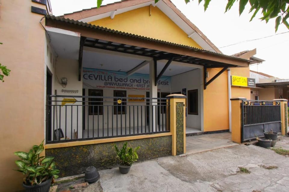 SPOT ON 1842 Cevilla Bnb Residence Syariah Hotel in East Java