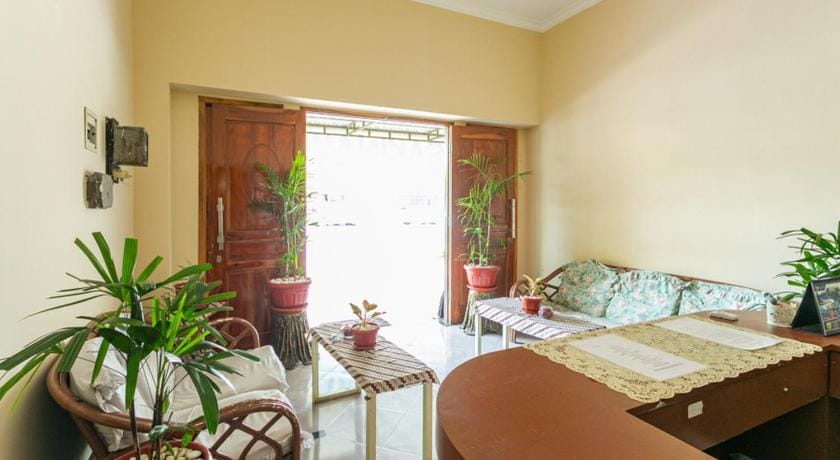 RedDoorz Syariah @ Sakinah Guesthouse Bed and Breakfast in East Java