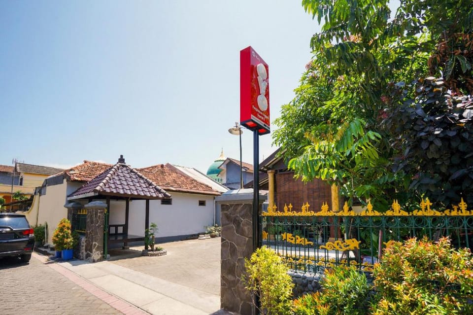 OYO 1642 Penginapan Anggrek Syariah 2 Hotel in East Java