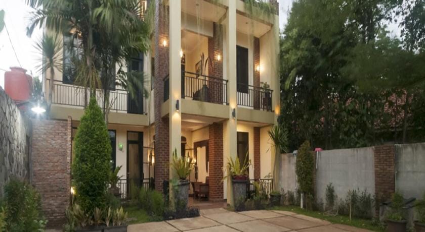 RedDoorz Syariah Plus near Trans Studio Cibubur Bed and Breakfast in West Java