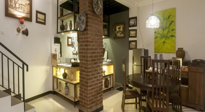 RedDoorz Syariah Plus near Trans Studio Cibubur Bed and Breakfast in West Java