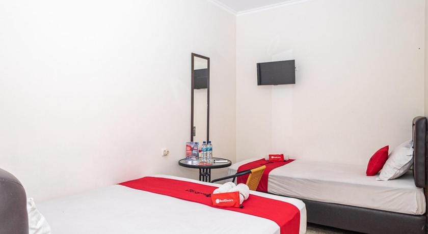 RedDoorz near Alun Alun Bandung 2 Bed and Breakfast in Bandung