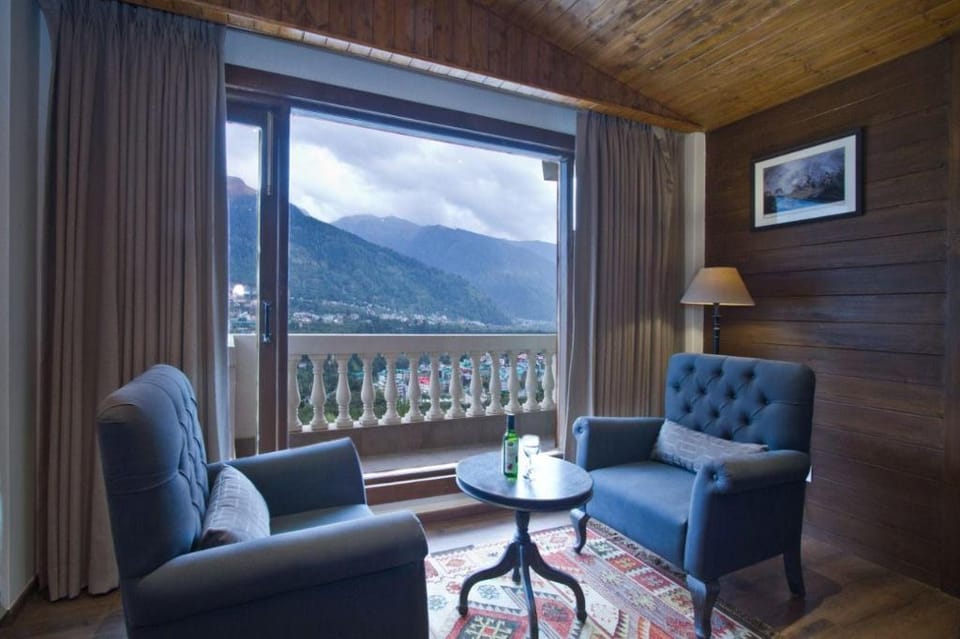 Sylvan Hues Hotel in Manali